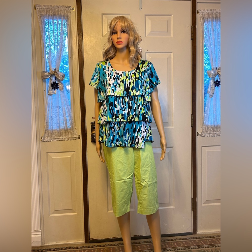 Kim Rogers PL short sleeve tiered top W/Alfred Dunner 16P matched 2 pc capri Set